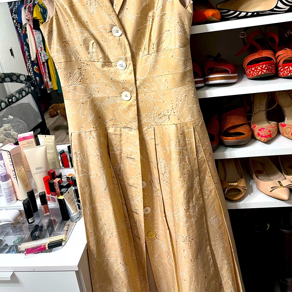 Size 6 Beatiful dress every time I want remove from my closet I change my mind